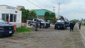 Patrullas de la Policía de Jalisco y vehículo blindado de militares y agentes federales fuera de una comisaría de Yahualica
