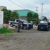 Patrullas de la Policía de Jalisco y vehículo blindado de militares y agentes federales fuera de una comisaría de Yahualica