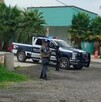 Patrullas de la Policía de Jalisco y vehículo blindado de militares y agentes federales fuera de una comisaría de Yahualica