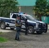 Patrullas de la Policía de Jalisco y vehículo blindado de militares y agentes federales fuera de una comisaría de Yahualica