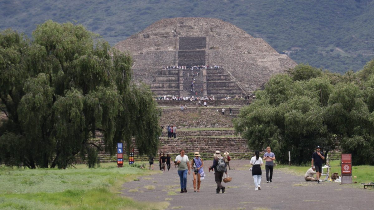 Pirámide de Teotihuacán con turistas subiendo por las escaleras