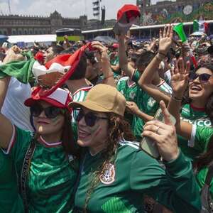 Aficionados en el Fan Fest del Zócalo CdMx