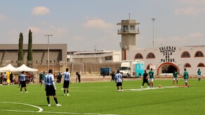 FOLAPAC inauguró una cancha de futbol en el CERESO 1 de Apodaca como parte de un proyecto para fortalecer la reinserción social y la integración familiar.
