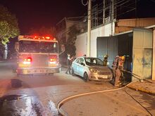Un Tesla ardió dentro de un taller en Saltillo; bomberos aplicaron maniobras especiales e investigan qué originó el fuego.