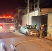 Un Tesla ardió dentro de un taller en Saltillo; bomberos aplicaron maniobras especiales e investigan qué originó el fuego.