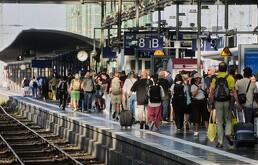 Pasajeros esperan un tren en un andén en la estación central de Fráncfort, Alemania, el 24 de junio de 2026, tras una caída de servicio general en la red.