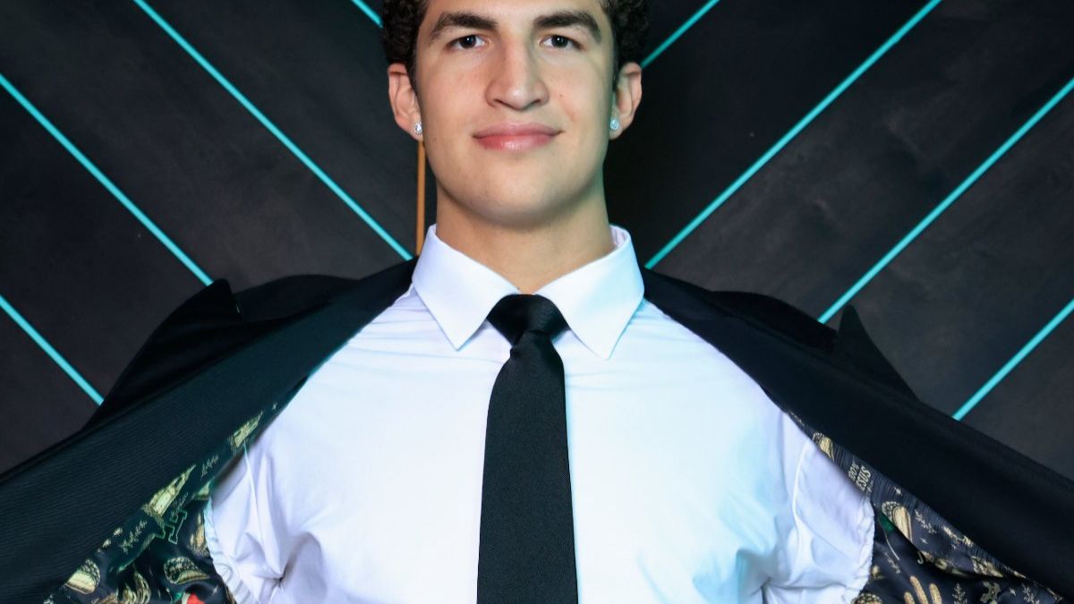 Karim López mostrando su traje con elementos mexicanos.