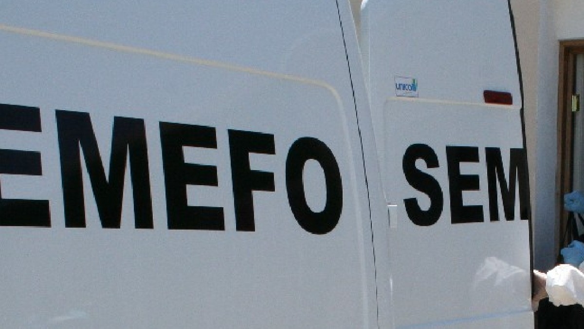 Camioneta en color blanco del Servicio Médico Forense