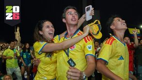 La lluvia no frenó la fiesta de la afición colombiana en la Glorieta de La Minerva de Guadalajara, celebrando un triunfo histórico de su selección.
