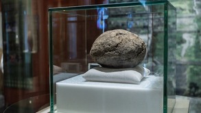 Pelota de hule mesoamericana en una vitrina en el museo de Teotihuacán