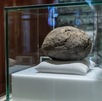Pelota de hule mesoamericana en una vitrina en el museo de Teotihuacán