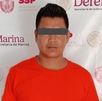 Hombre de playera roja y cabello corto detenido en Veracruz.