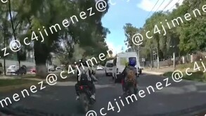 Así operan moto delincuentes que buscan simular accidentes en la carretera México-Texcoco.