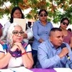 Hombres y mujeres reunidos para denunciar una presunta agresión sexual en Oaxaca.