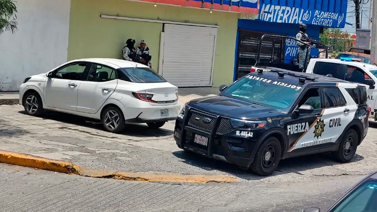 Una persecución con intercambio de disparos entre presuntos delincuentes y Fuerza Civil en Escobedo terminó con la detención de dos hombres.