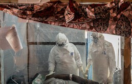 Trabajadores de Salud atienden a un paciente de ébola en el centro de tratamiento de ébola en Ituri, República Democrática del Congo.