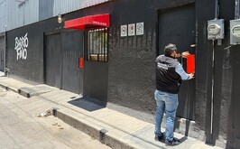 Autoridades clausurando el bar Barrio Fino de Torreón tras riña.