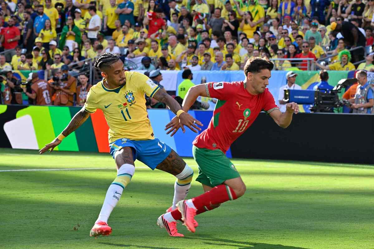 Una imagen de dos jugadores, uno de la selección de Brasil y otro de Marruecos