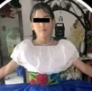 Niña con traje típico y los ojos cubiertos para preservar su identidad.