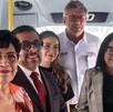 Mujeres y un hombre sobriendo desde una unidad del transporte público en Puebla.