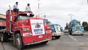 Los transportistas de la AMOTAC bloquean la carretera a Huejotzingo | Ulises Raziel Juárez/Es Imagen