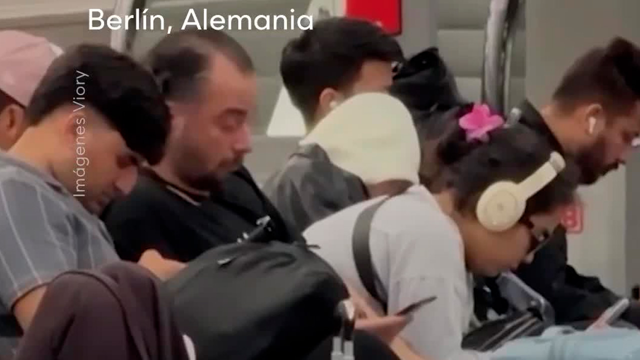 El principal operador ferroviario, Deutsche Bahn, propiedad del gobierno federal, se disculpó por la abrupta caída del servicio a última hora del martes.