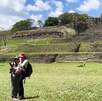 Turistas se toman una foto en el sitio arqueológico de Toniná, Chiapas; de fondo ruinas y naturaleza del lugar