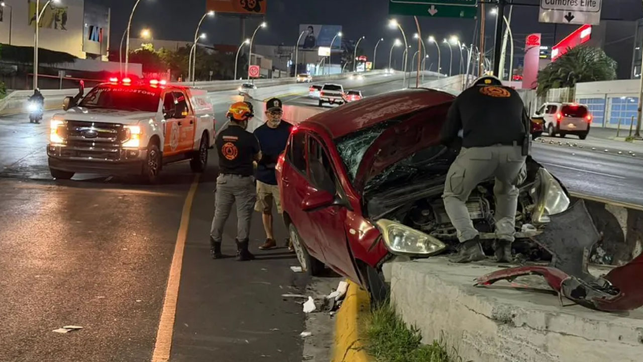Dos accidentes viales con minutos de diferencia sobre la avenida Paseo de los Leones, en Monterrey, provocaron la movilización de cuerpos de auxilio.