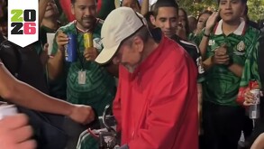 Adulto mayor recibe dinero de aficionados mexicanos en el Ángel de la Independencia