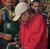 Adulto mayor recibe dinero de aficionados mexicanos en el Ángel de la Independencia