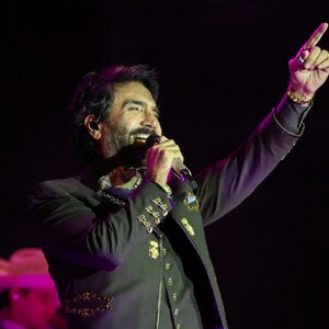 Alejandro Fernández durante concierto en La Minerva