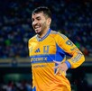 Ángel Correa celebrando un gol ante Cruz Azul en Liga MX con Tigres.