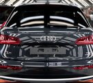 un trabajador de la planta audi en puebla en la línea de armado de un vehículo