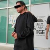 un hombre detenido custodiado por dos policías
