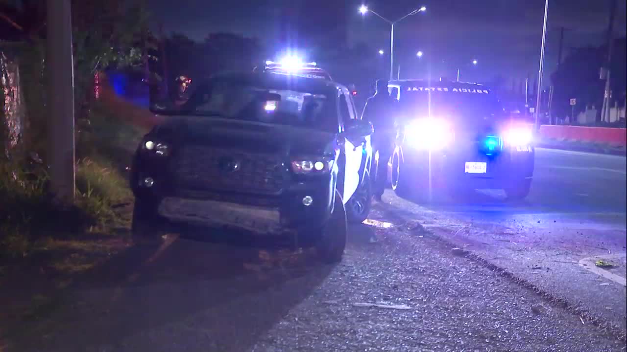 Una camioneta perdió el control y se impactó contra dos postes en la Carretera Nacional, a la altura de Valle del Estanzuela, en Monterrey.