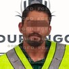 Hombre con chaleco verde y cara censurada