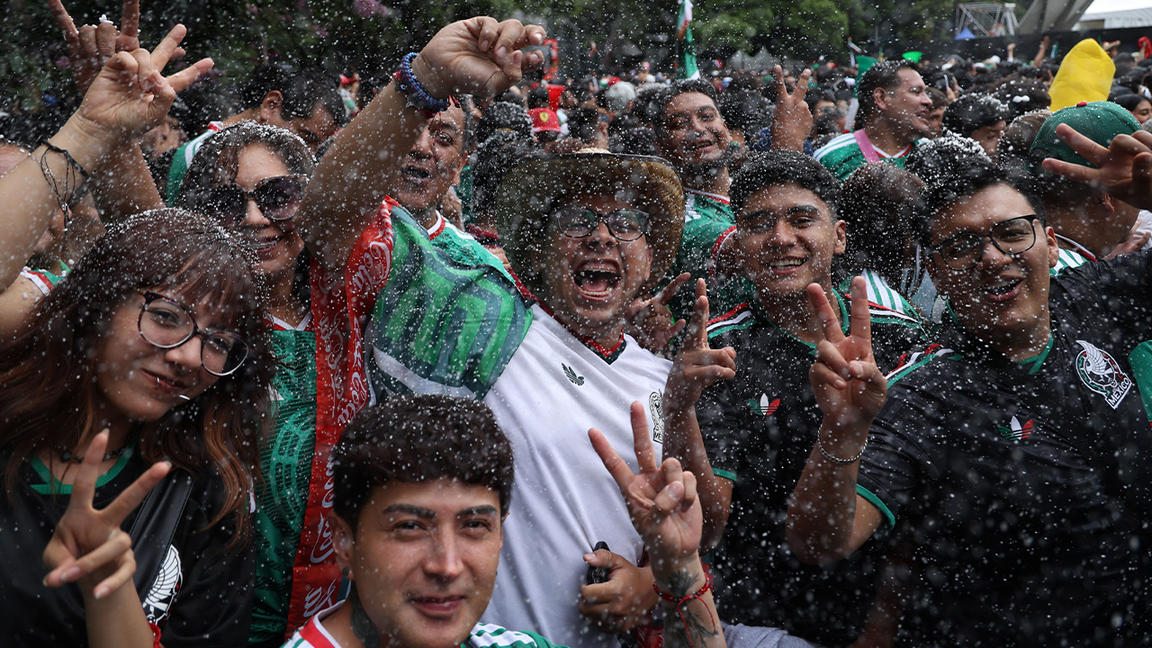 Miles de aficionados mexicanos se congregaron en el Zócalo y el Ángel de la Independencia para apoyar a la Selección Mexicana.