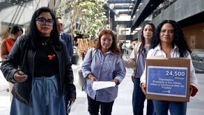 un grupo de mujeres con una caja con firmas ciudadanas para entregar en el congreso de puebla
