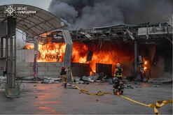 En esta imagen, distribuida por el Servicio de Emergencias de Ucrania, bomberos sofocan un incendio en una gasolinera tras un ataque aéreo ruso en Ucrania