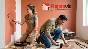 Personas remodelan la pintura de su casa con el logo de Mejoravit