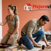 Personas remodelan la pintura de su casa con el logo de Mejoravit