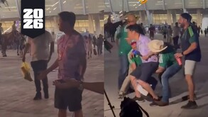 Reportero de Corea del Sur molesto tras el intento de cargada que le hicieron.