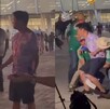 Reportero de Corea del Sur molesto tras el intento de cargada que le hicieron.