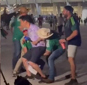 Reportero de Corea del Sur molesto tras el intento de cargada que le hicieron.