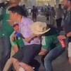 Reportero de Corea del Sur molesto tras el intento de cargada que le hicieron.