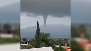 Fenómeno de tromba marina sorprendió en el Lago de Chapala, generando lluvia local sin daños, tras rápida formación de celda de tormenta.