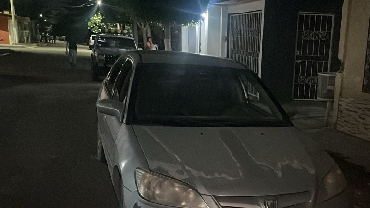 Carro en color gris en noche