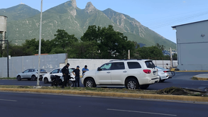 Un oficial de Fuerza Civil resultó lesionado tras un accidente vial en la Av. Alfonso Reyes, Monterrey. Cruz Roja lo reporta estable; descartan persecución.