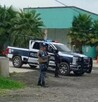 Patrullas de la Policía de Jalisco y vehículo blindado de militares y agentes federales fuera de una comisaría de Yahualica