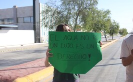 Manifestantes pidiendo solución a la falta de agua potable en el fraccionamiento Los Arrayanes.
